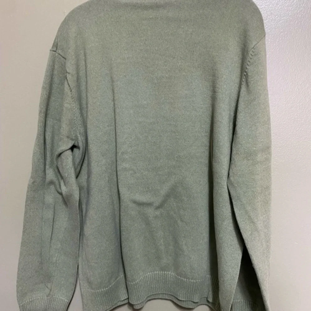 Men’s Van Heusen V‎ Neck Sweater, Size L